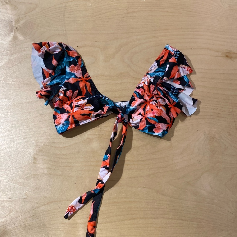 Floral Bikini Top with Ruffle Detail Medium (MK)